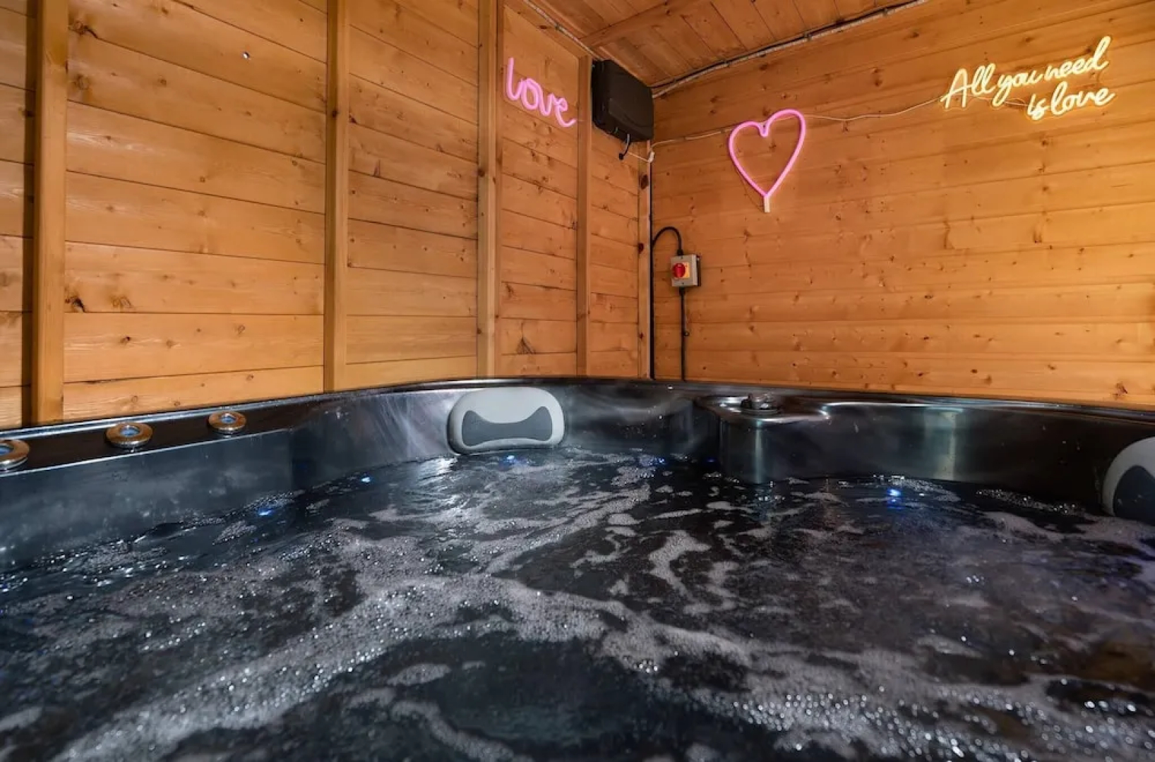 Get Away Home With Hot Tub Sleeps 7