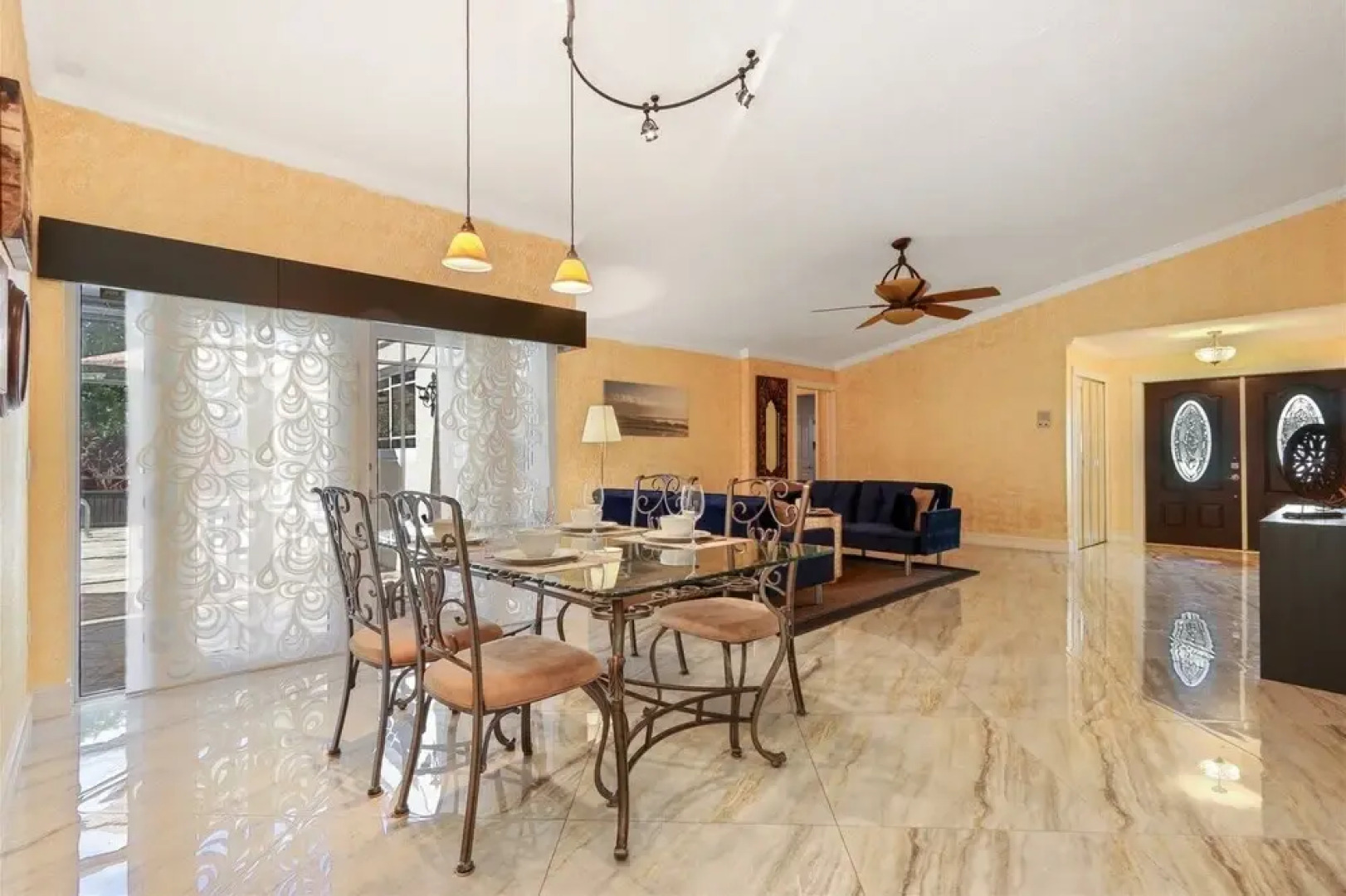 Golden Tropics 30 Minutes From Superbowl 2020 Pool Fenced Backyard