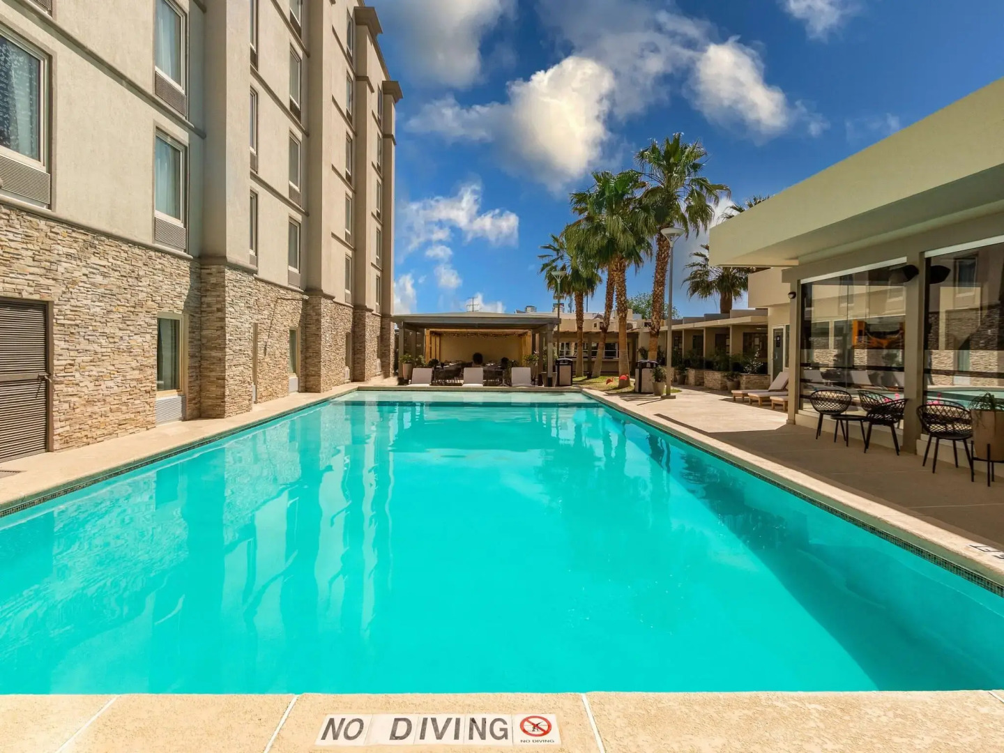 Hotel Mesaluna Near American Consulate