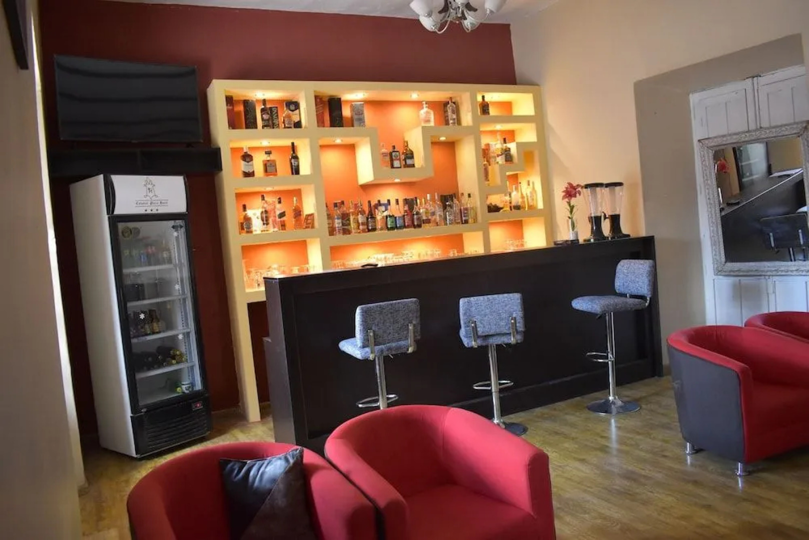 Colonial Plaza Hotel