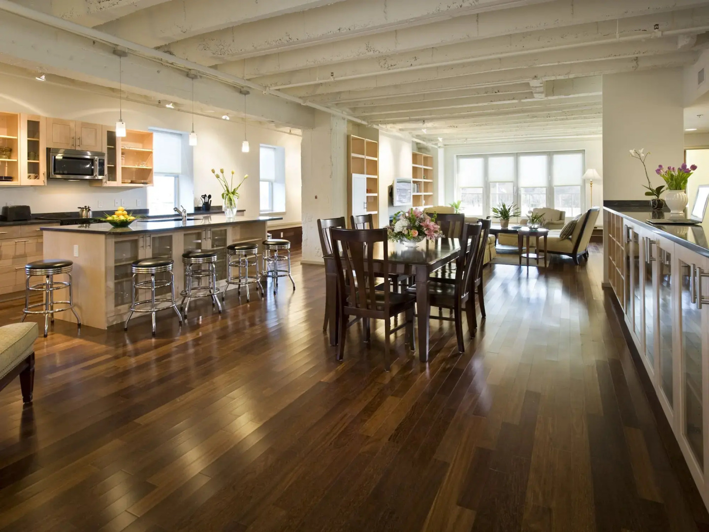 Grand Eastonian Hotel & Suites