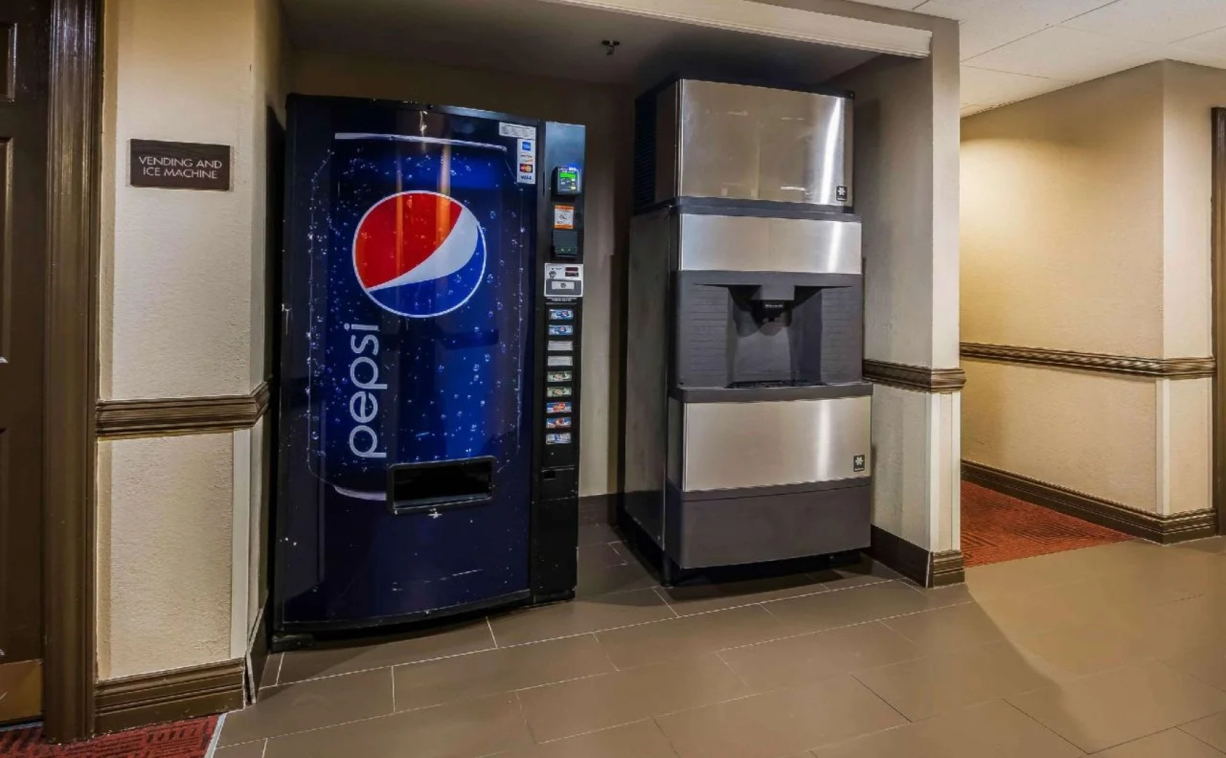 Comfort Inn & Suites near Six Flags