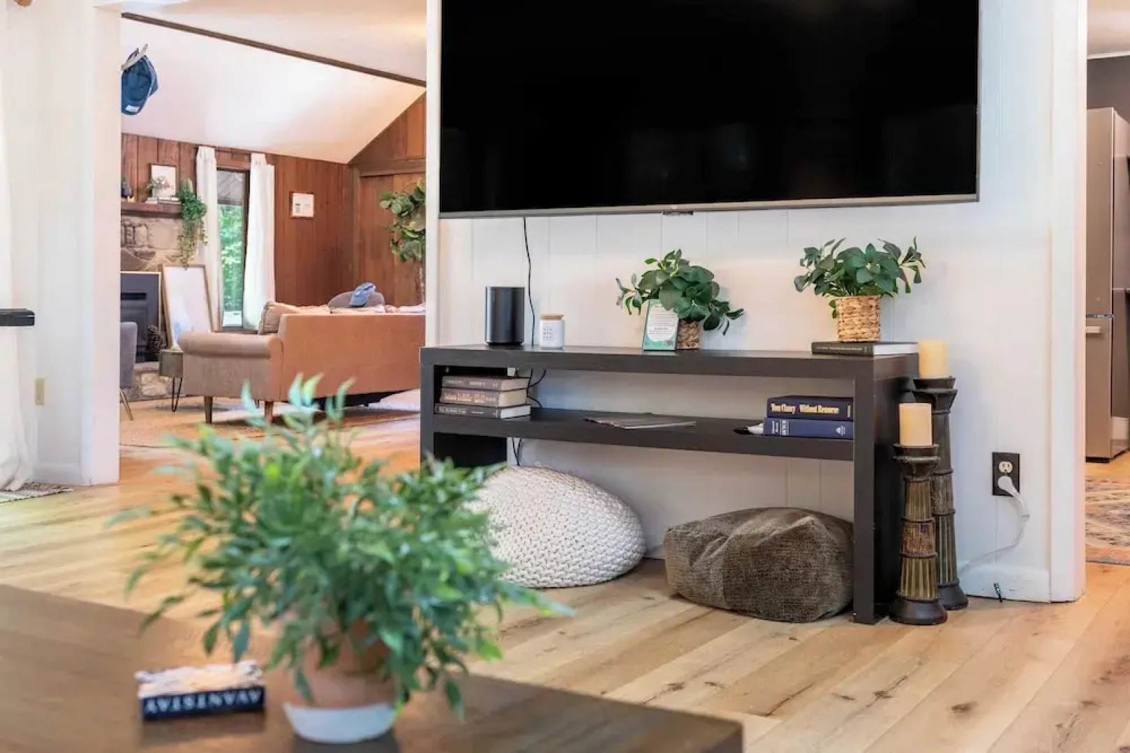 Lakeshore Oasis by Avantstay Private Beach, Views, Hot Tub, Volleyball