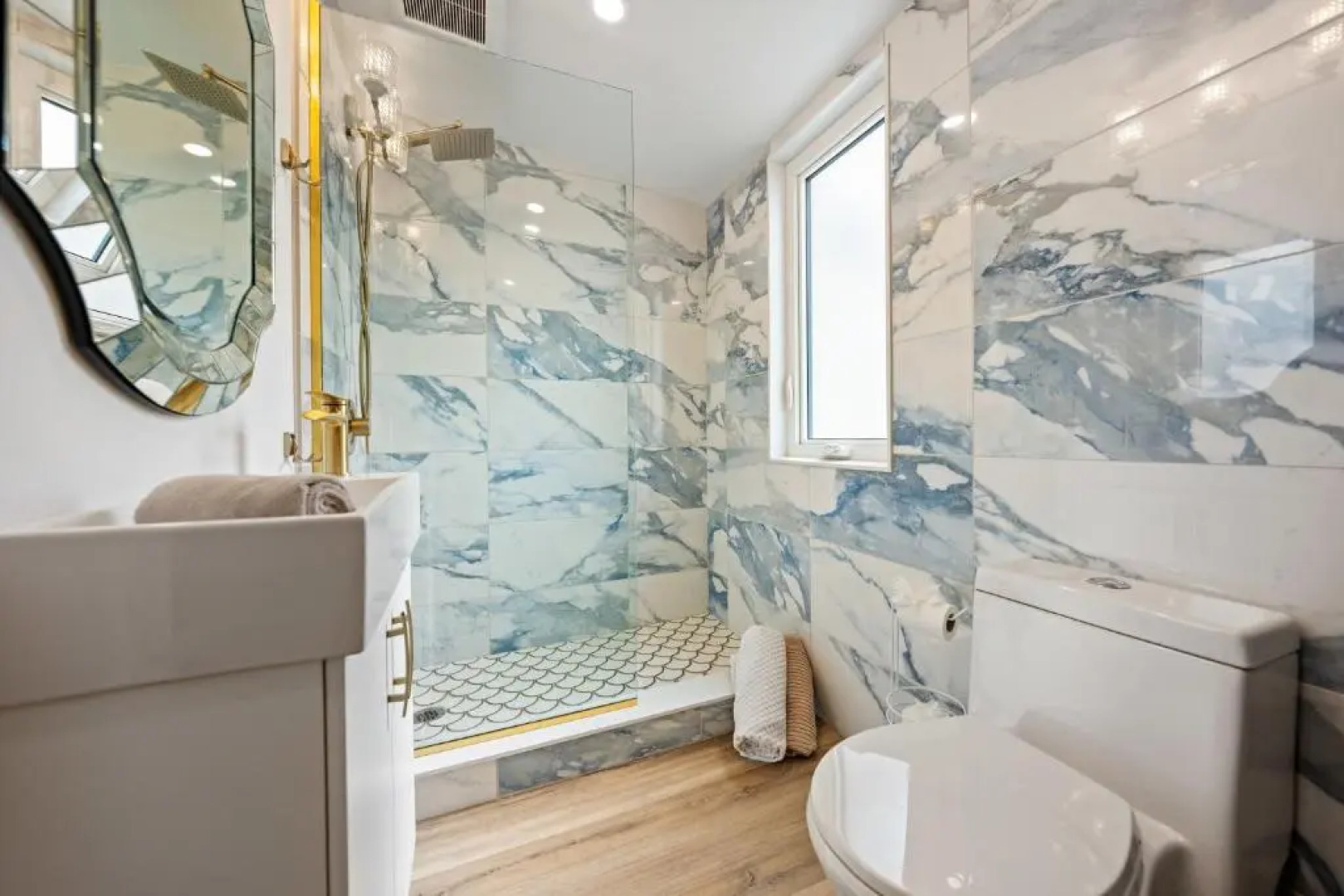 Lake Erie luxurious 2 BDR Condo with Beach access