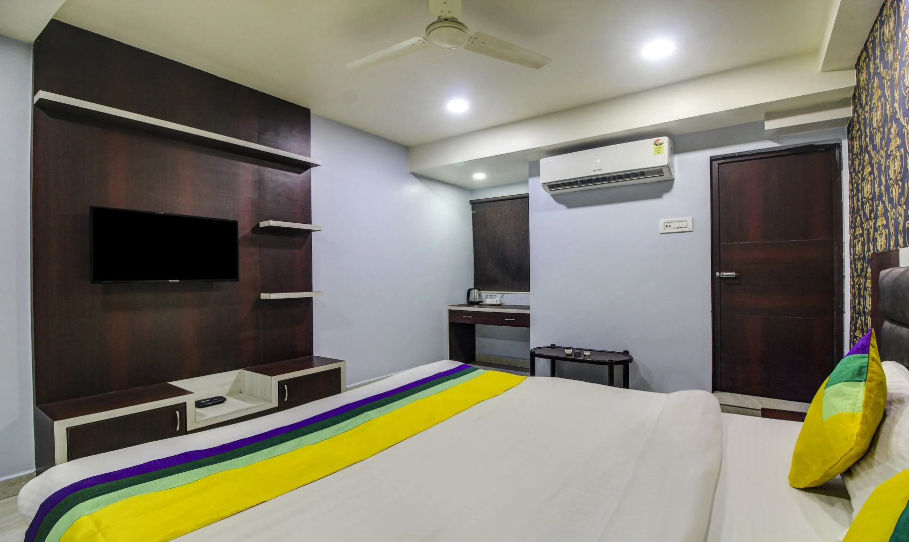 Itsy by Treebo - Golden Fiesta