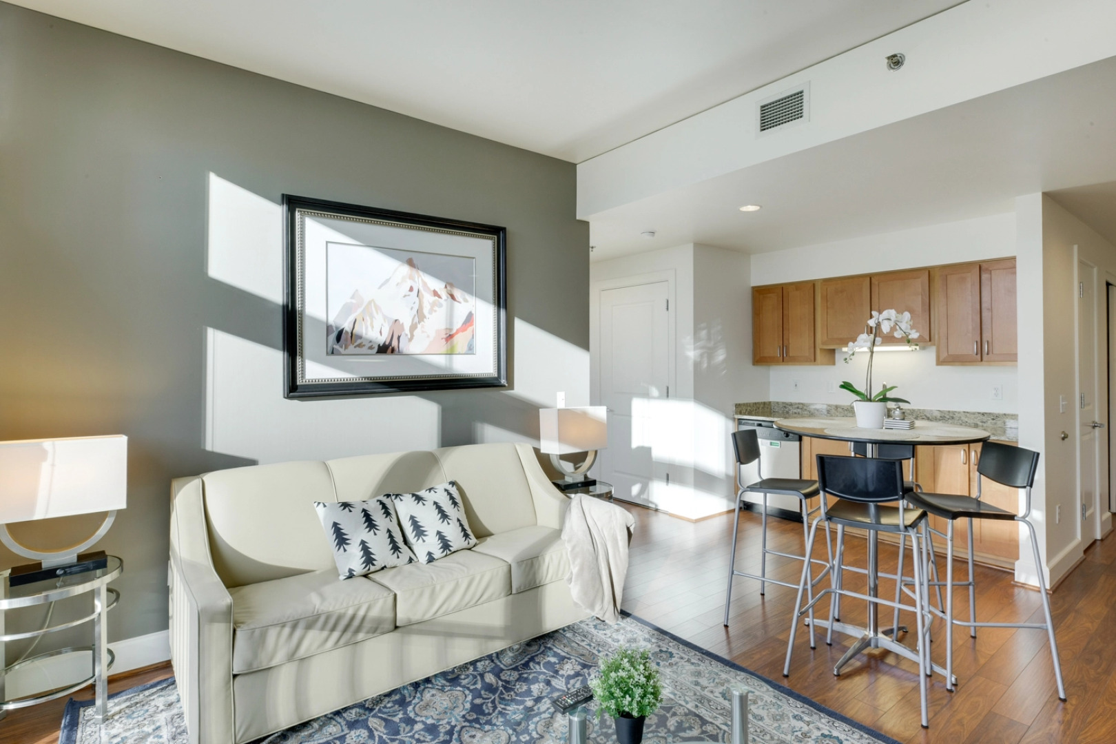 Modern, Upgraded Apartment - fast wifi and parking!