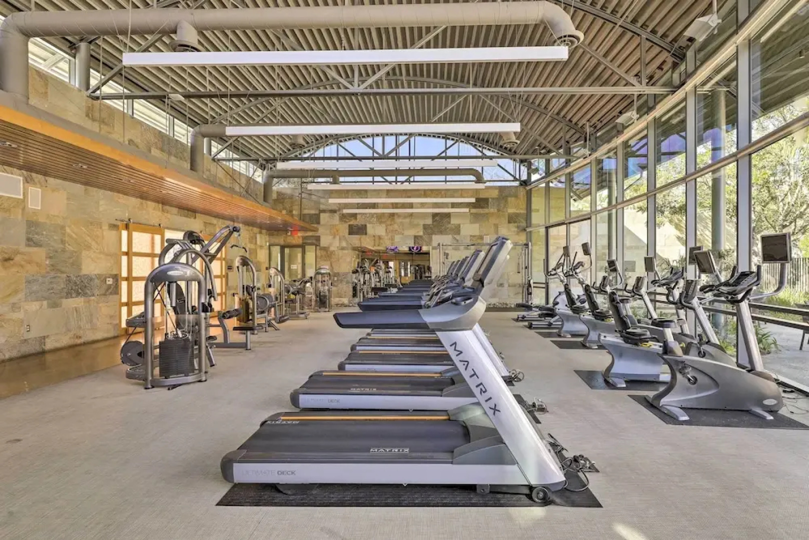 Modern Irvine Condo w/ Pool - 7 Mi to Beach!