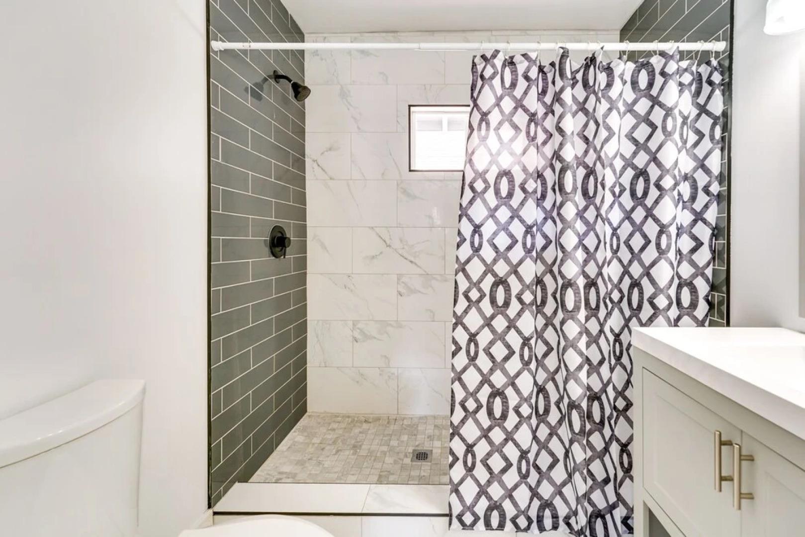 Pet-friendly Home w/ Yard, Near Downtown Royal Oak