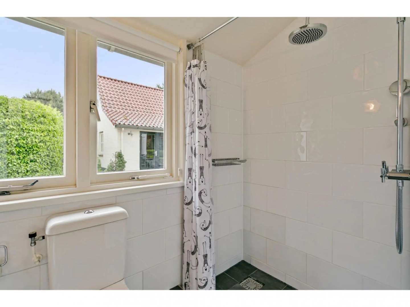 Charming 4-person Holiday Home in one of the Prettiest Spots of Ouddorp