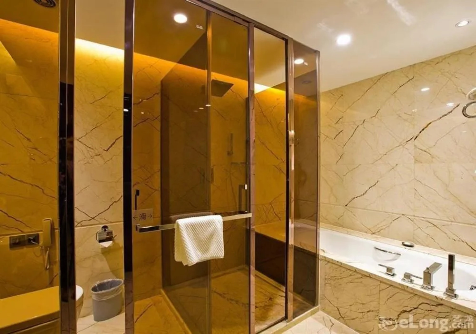 Yichang Golden Lion Hotel