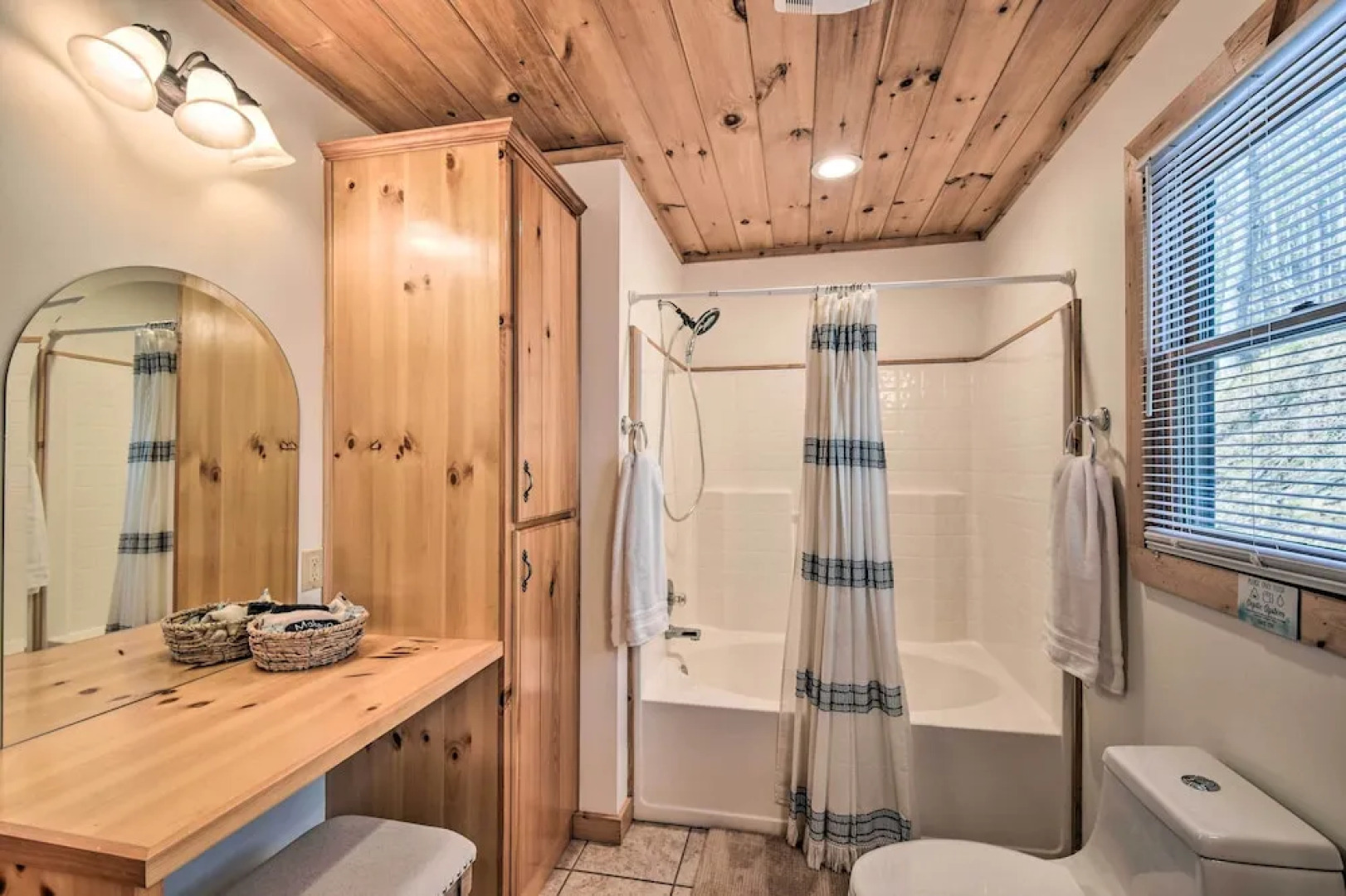 'the River Rest' Ellijay Cabin w/ Hot Tub!