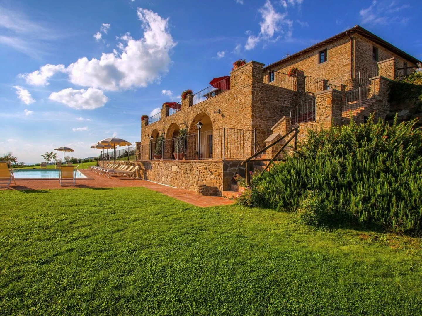 Lovely Villa in Tuoro sul Trasimeno with Pool