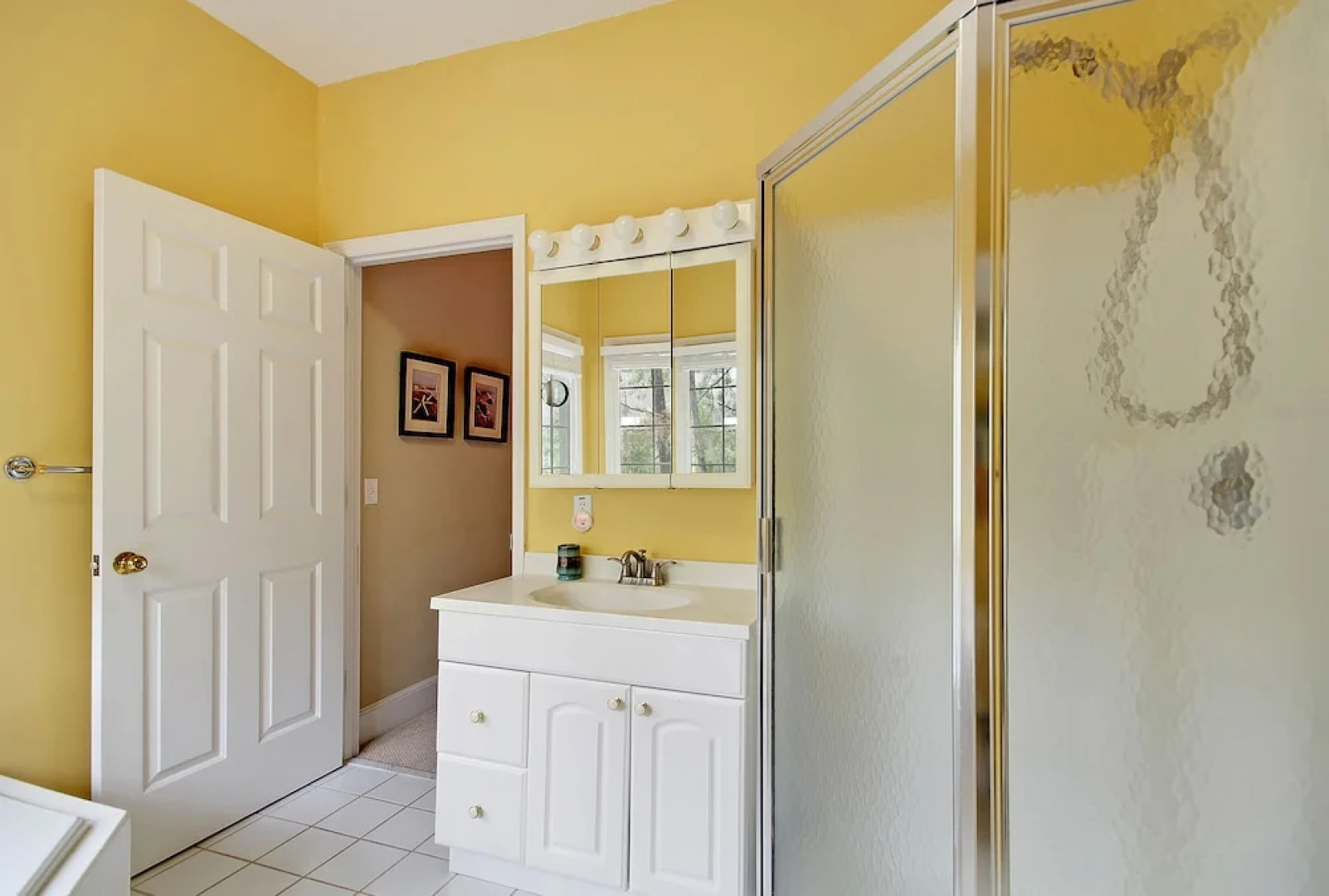 Spacious Overlooking Lagoon 5 Bedrooms 2.5 Bathrooms Home