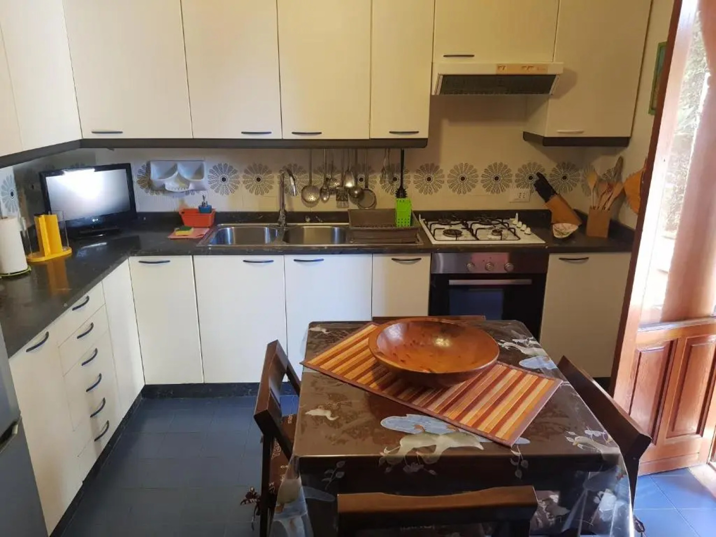 Villa del Golfo Urio with swimming pool shared by the two apartments