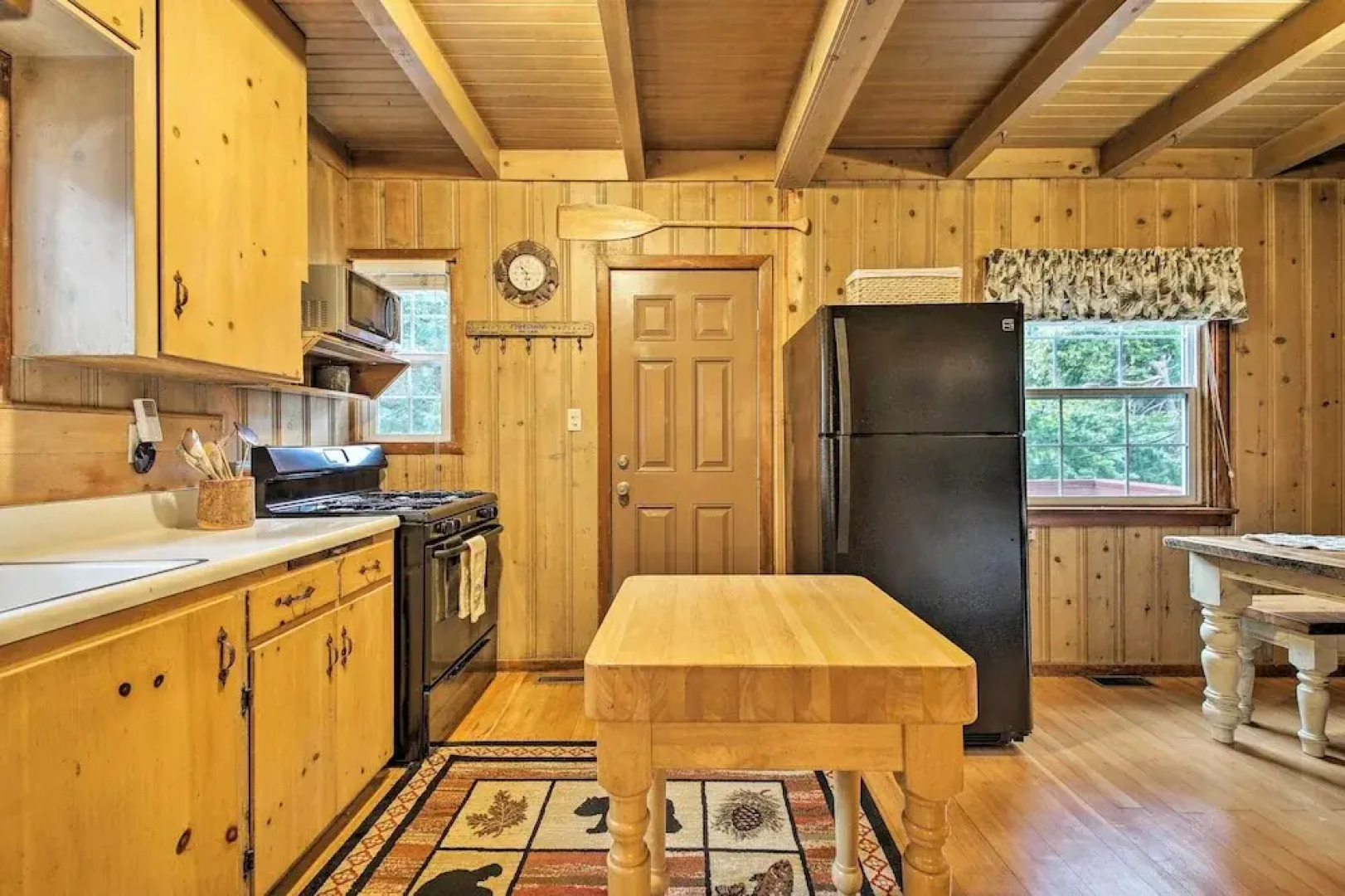 Vintage 'snow White' Cottage ~ 2 Miles to Village!