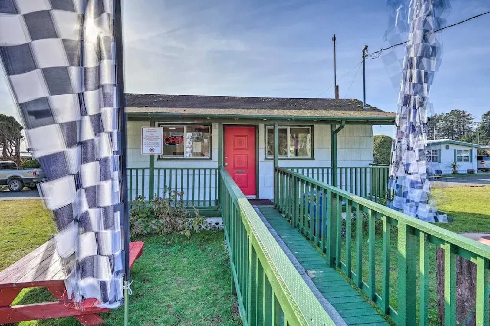 Smith River Vintage Cabin: Oceanfront Deck + Views