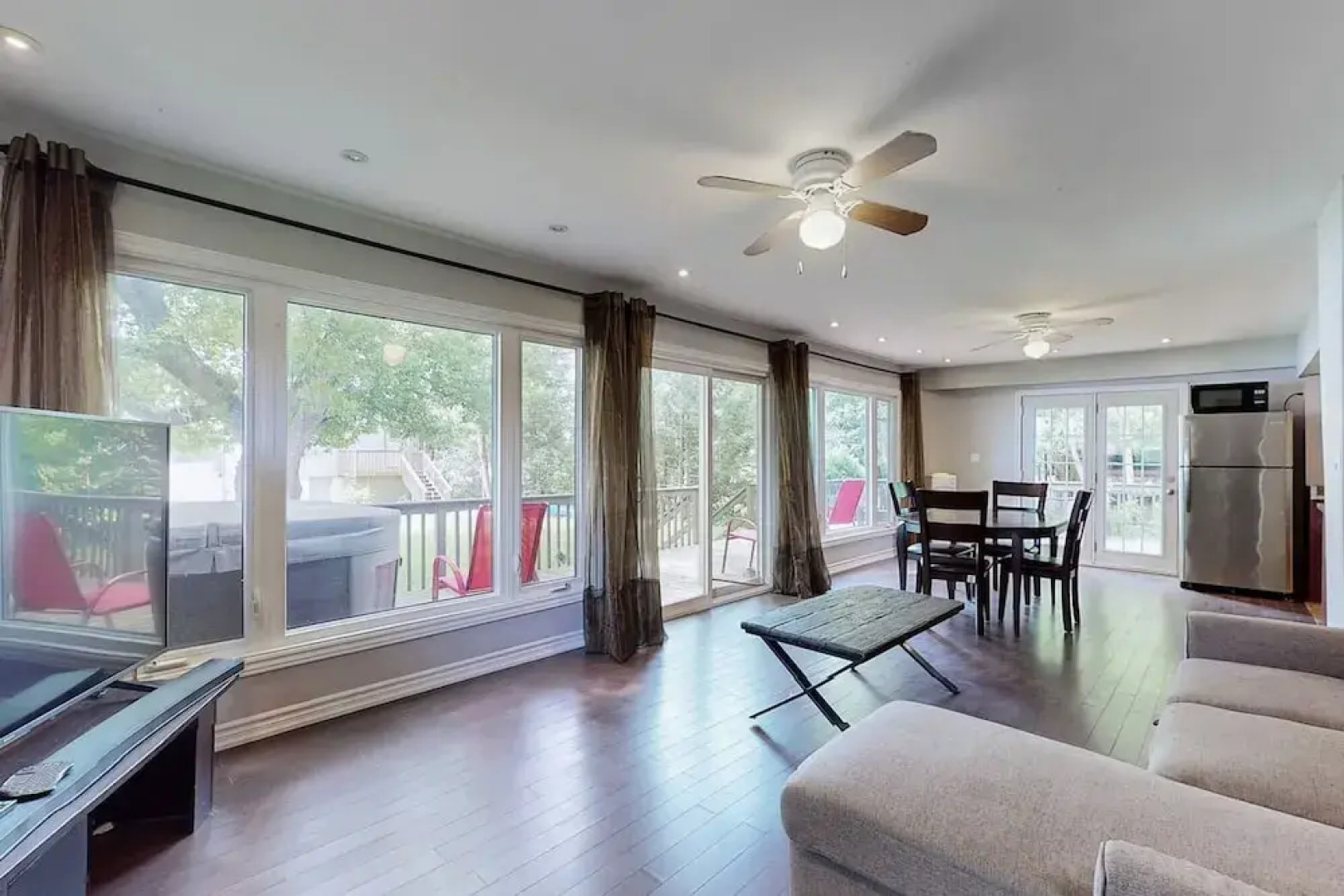 Charming Lakeside Cottage