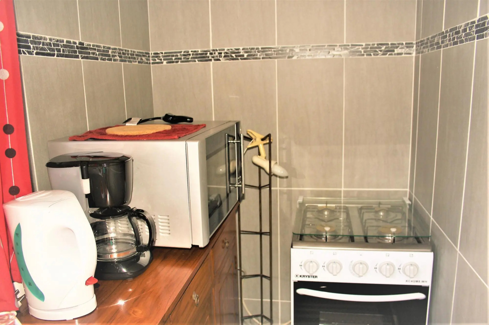 Tahiti - Sanny's Place Room & Pool