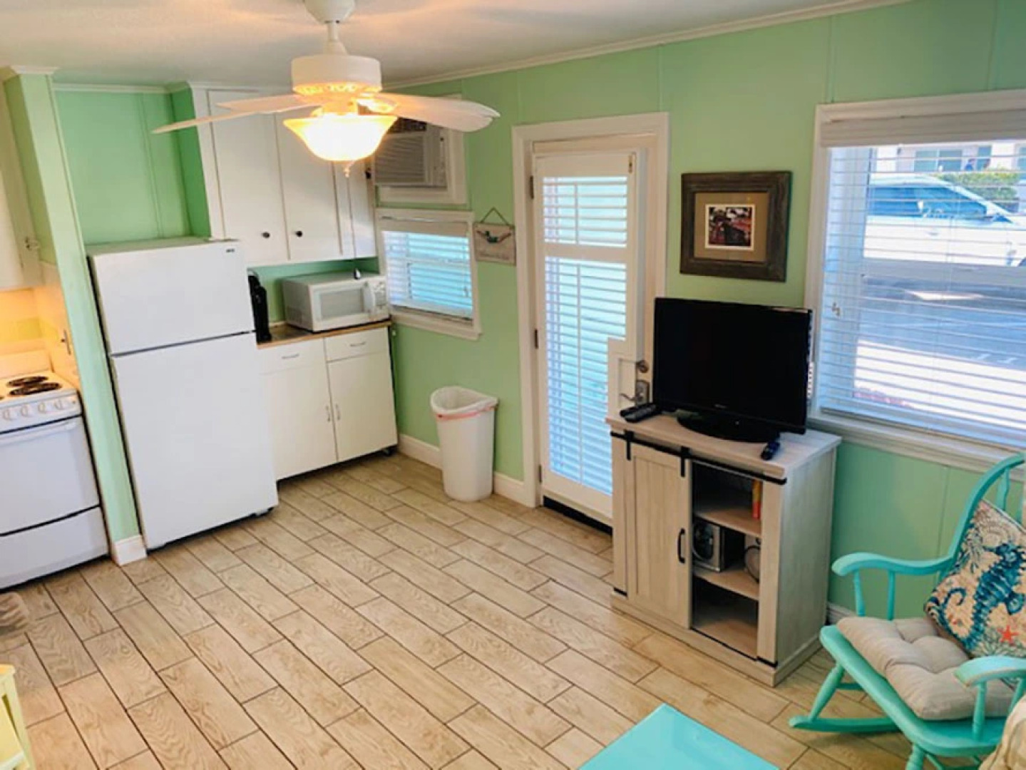 Redington Directly on the Beach Sea Rocket WiFi Parking 14