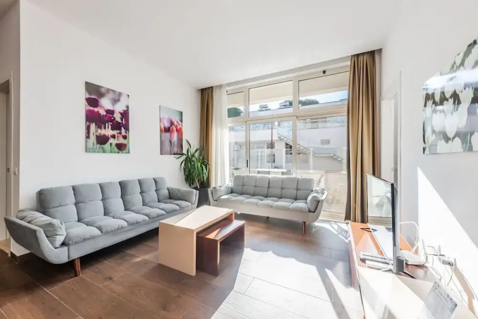 Spacious Apartment by the Beach - Tulipani