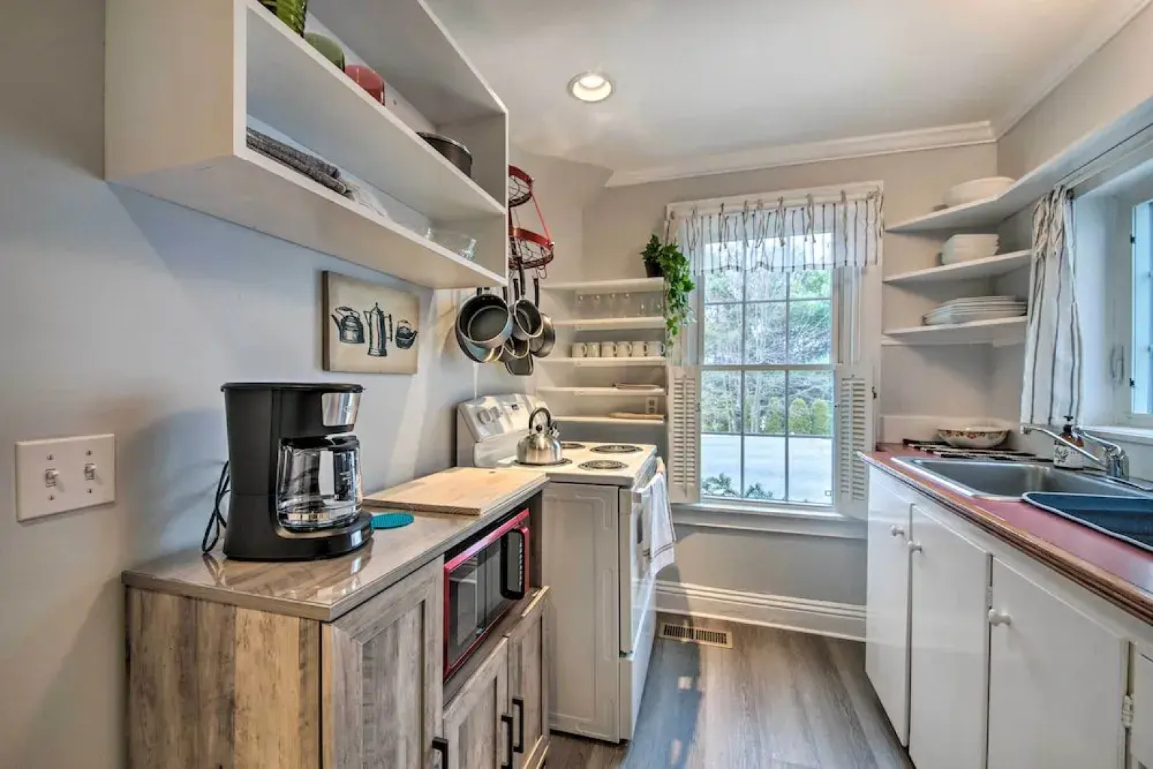 Charming Belfast Home, Walk to Downtown!