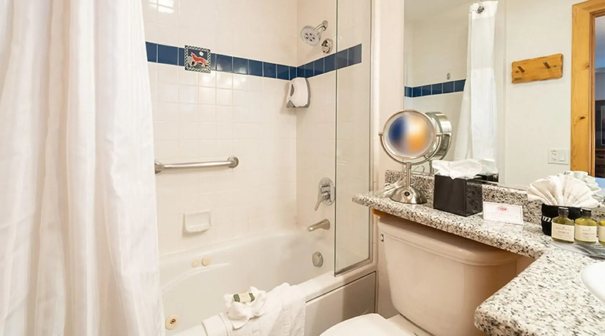 Red Wolf Lakeside Lodge