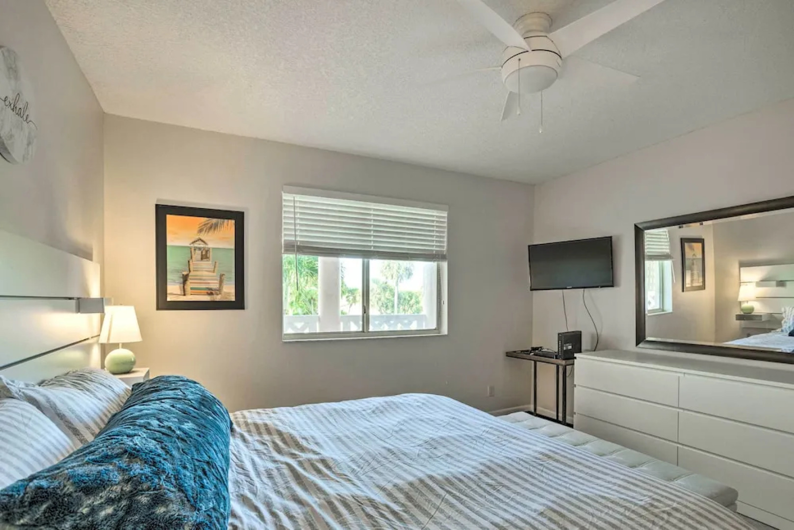 Jupiter Bay Condo w/ Pool < Half Mile to Beach!