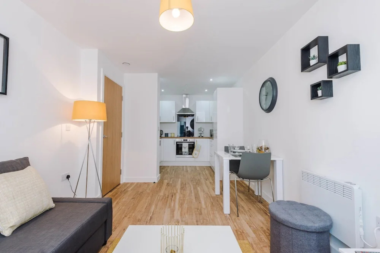 Contemporary 1 Bed Apartment Media City