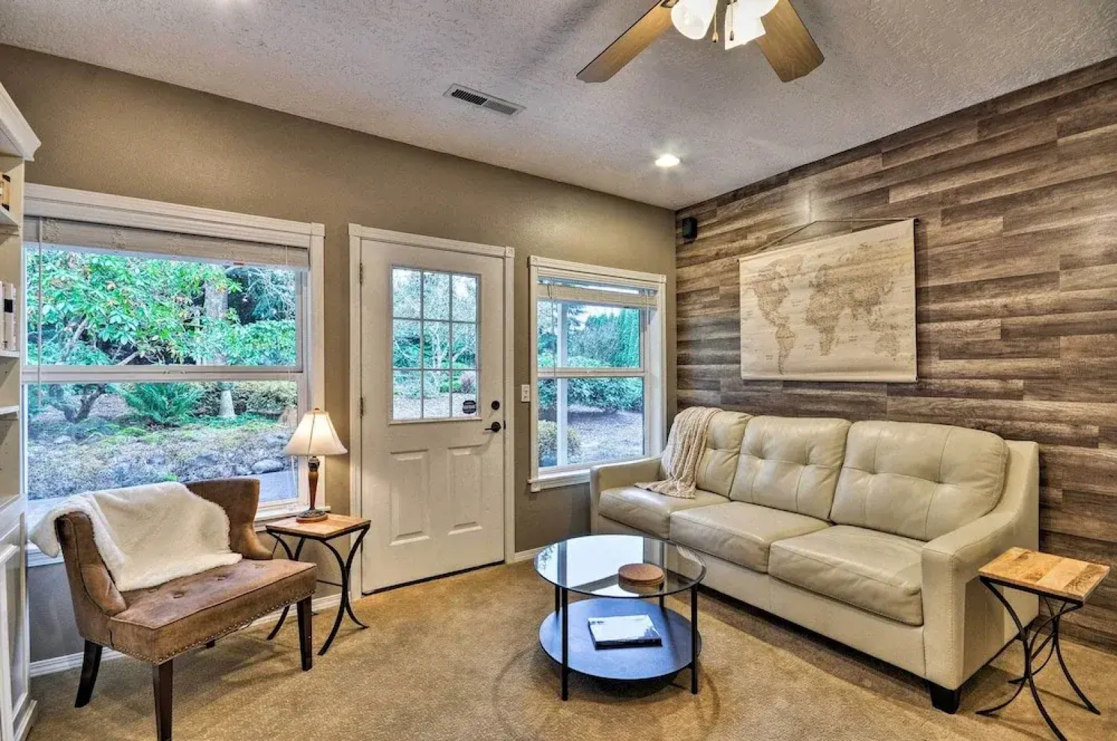 Cute & Cozy PDX Area Townhouse: 31 Mi to Mt. Hood!