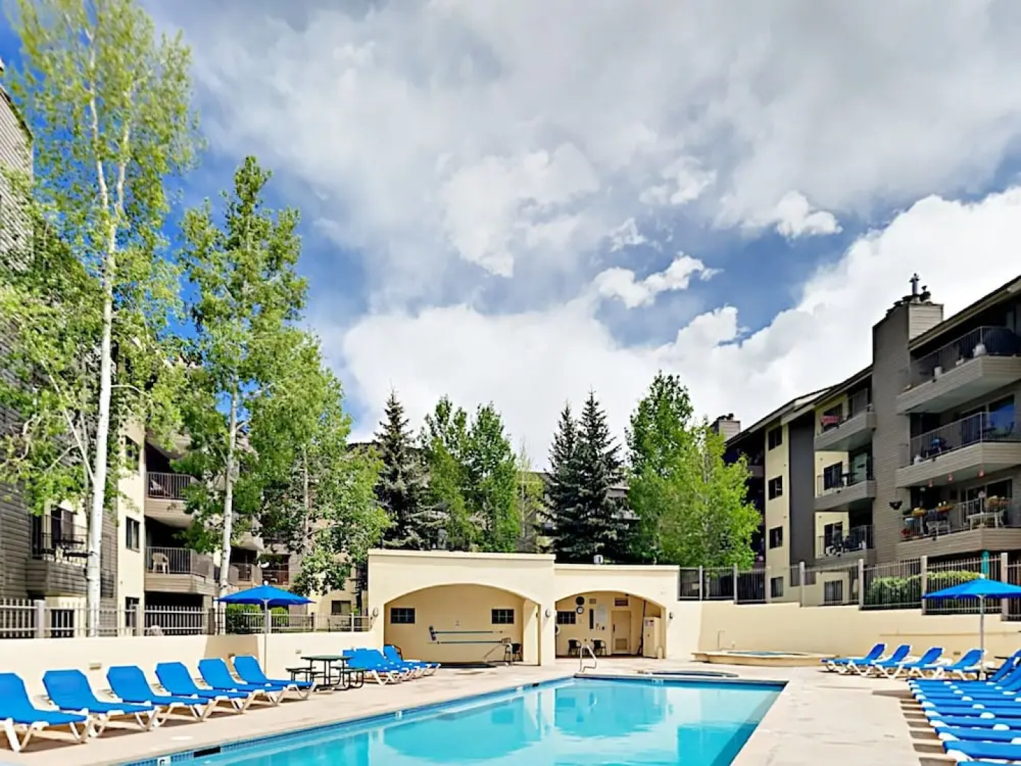 2BR w/ Hot Tub, Pool & Free Shuttle