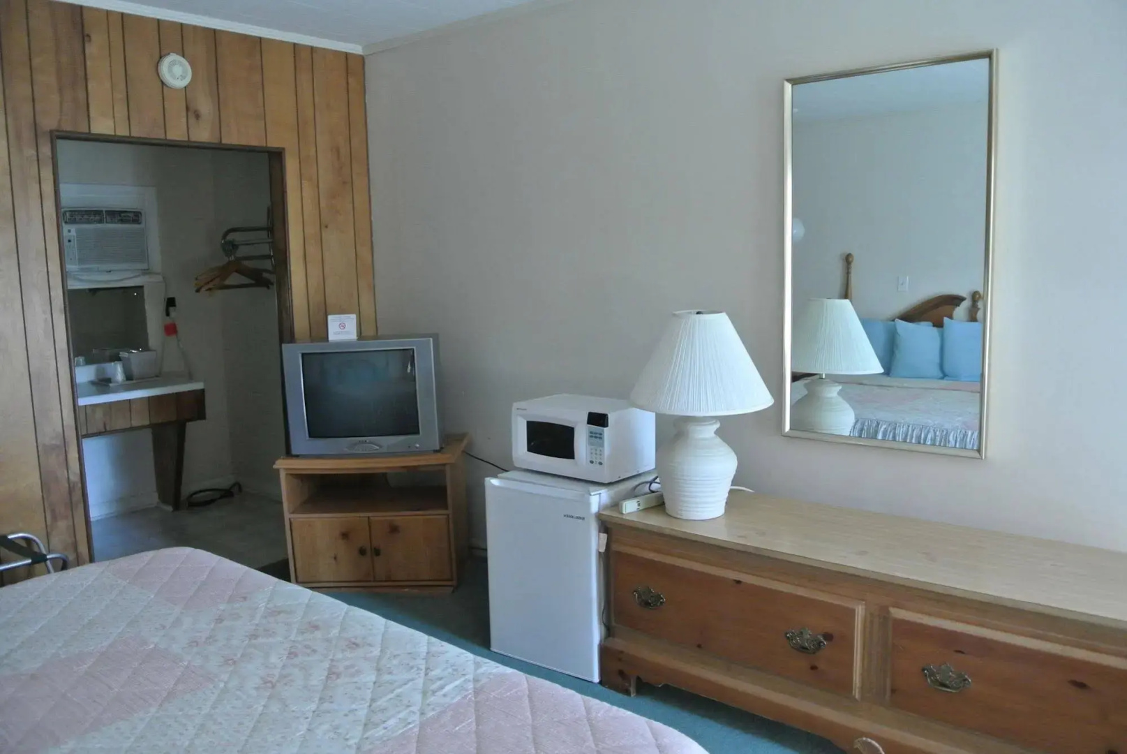 RoseWood Inn