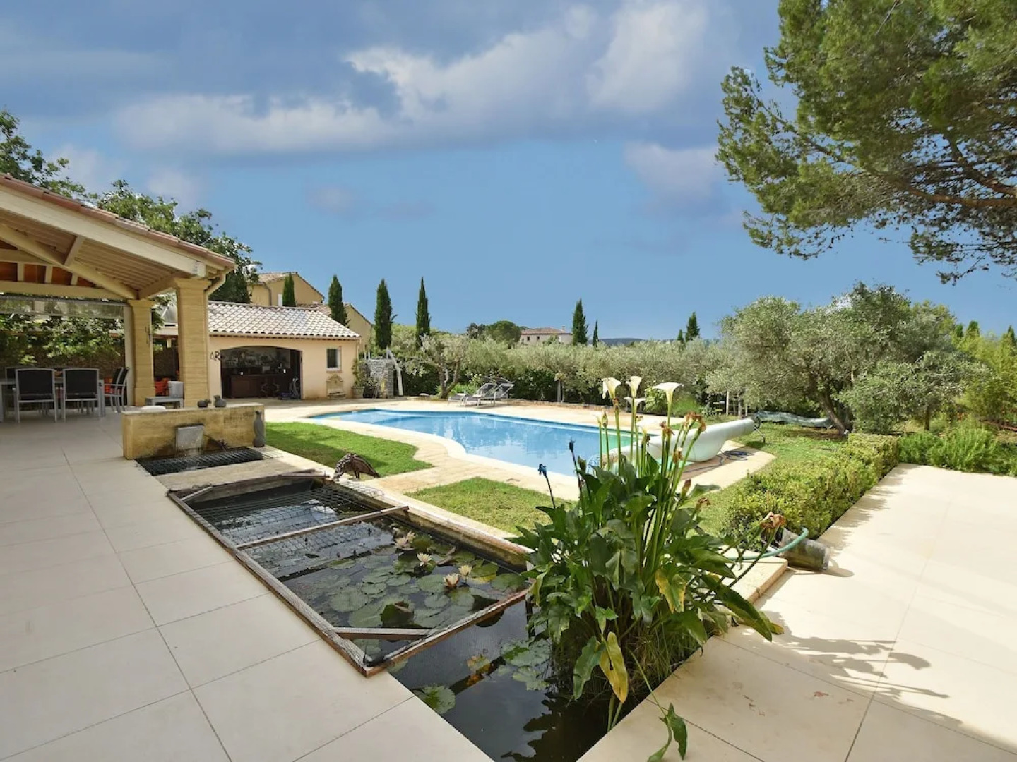 Luxurious Villa in Castillon-du-gard With Outdoor Kitchen