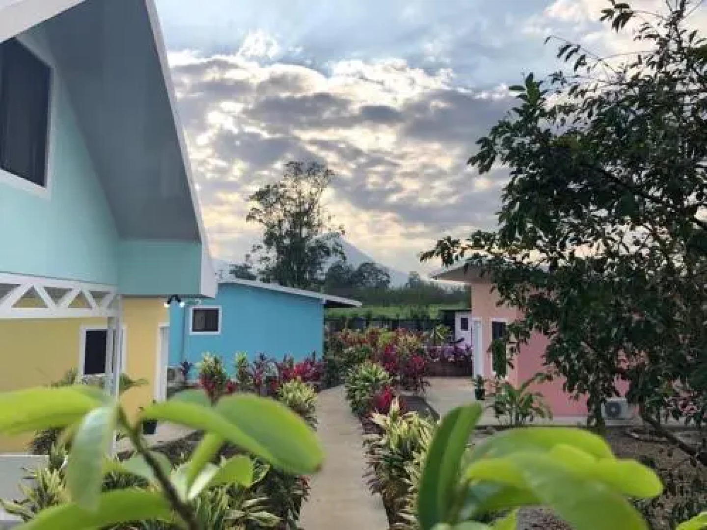 NEW coral bungalow: Arenal View