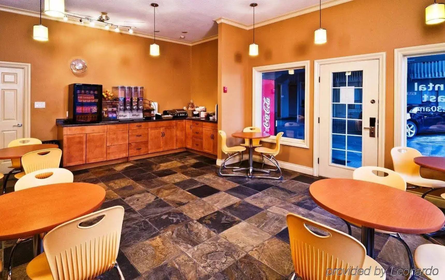 Econo Lodge Inn & Suites