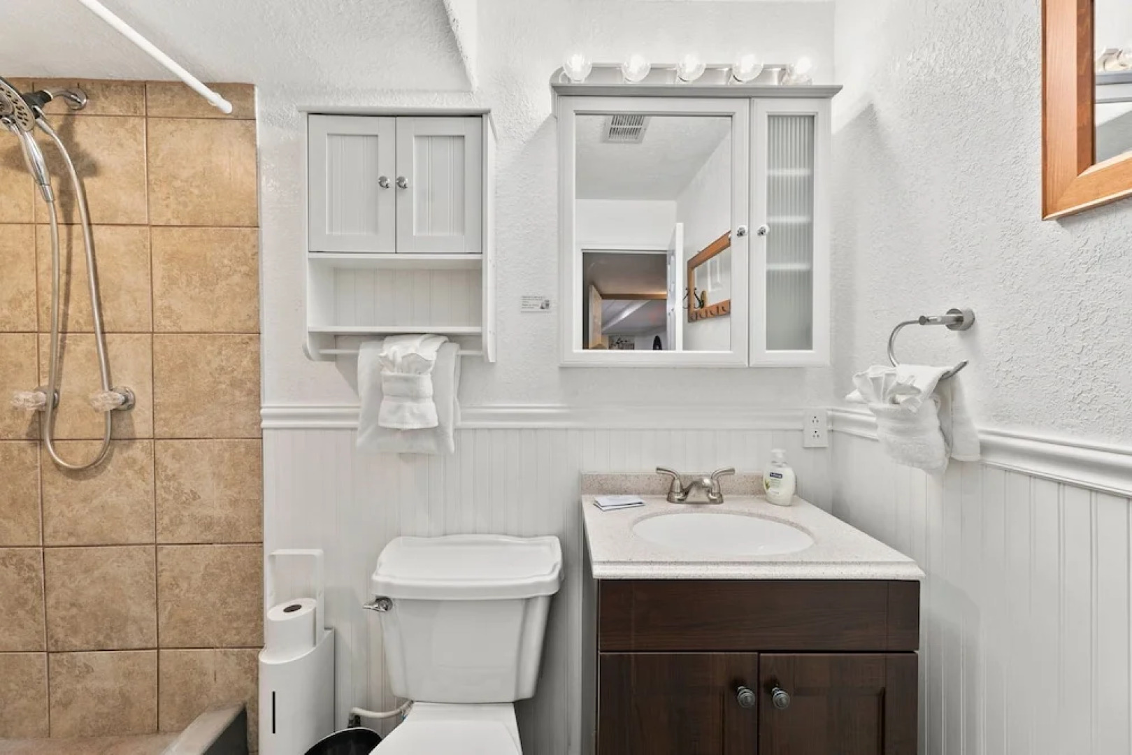 Scandinavian Chic – Hot Tub, Bikes and Lake Life!