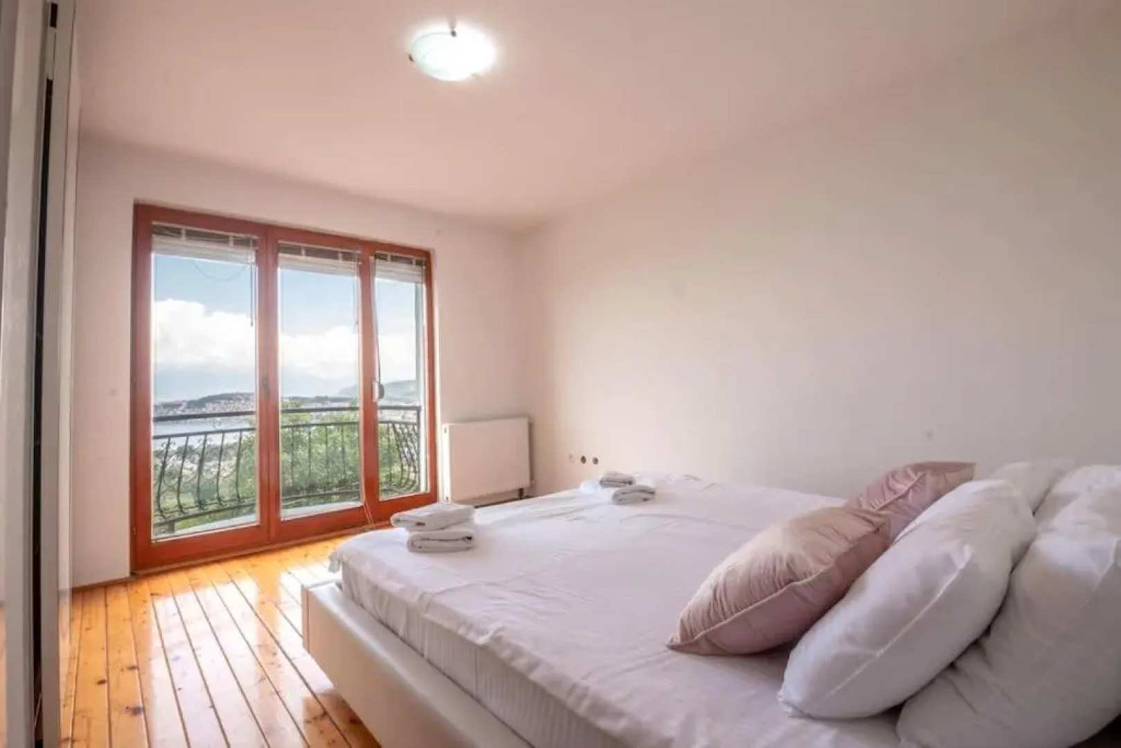 Casa Farmak - 4 Bedroom Lux Apartment with Infinity Pool & Lake View