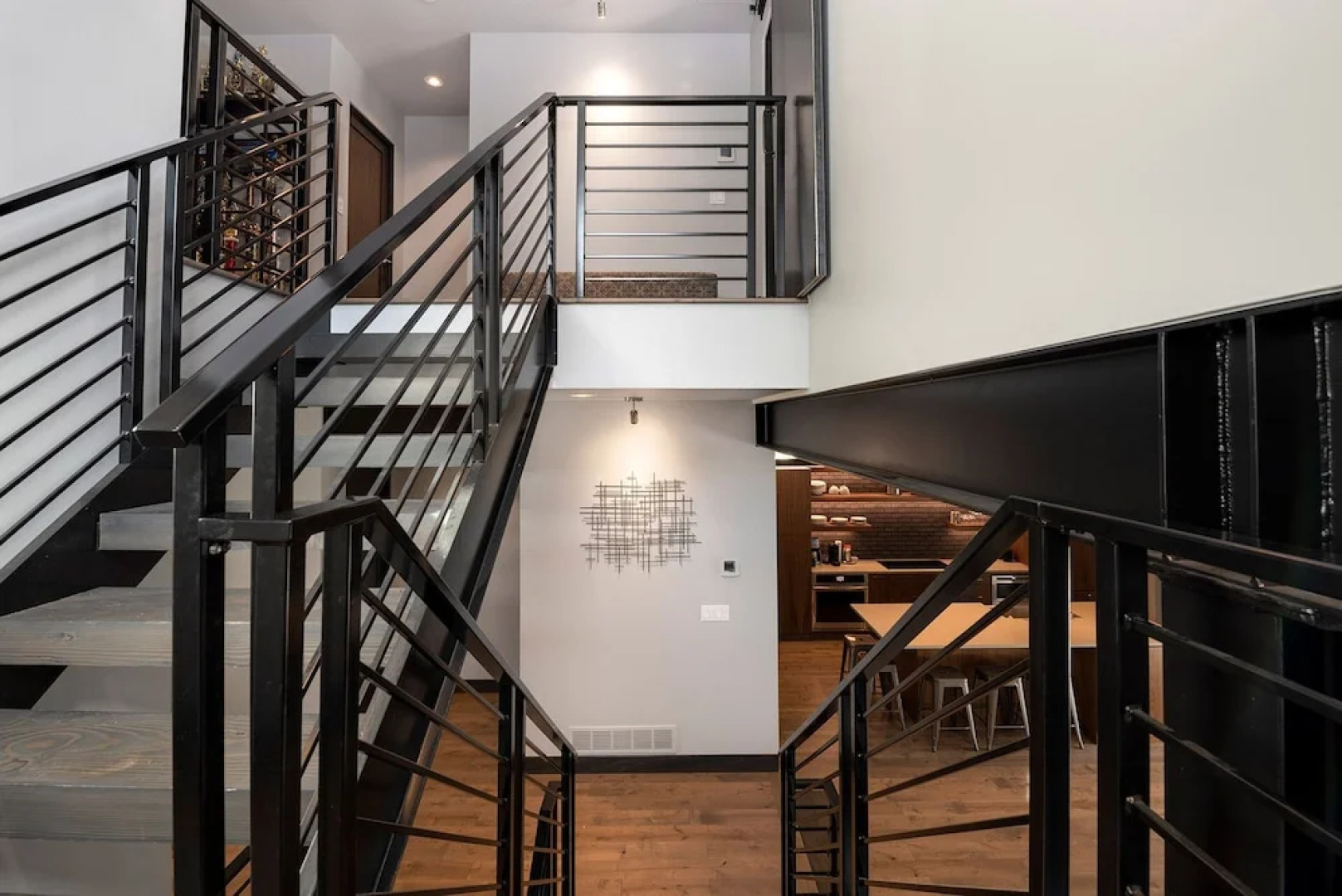 Relaxing in Paradise W Private Roof Top Deck!!