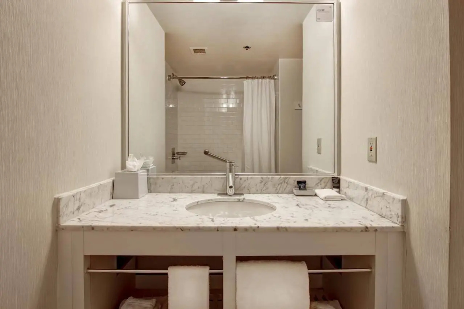 Отель Four Points by Sheraton Toronto Mississauga