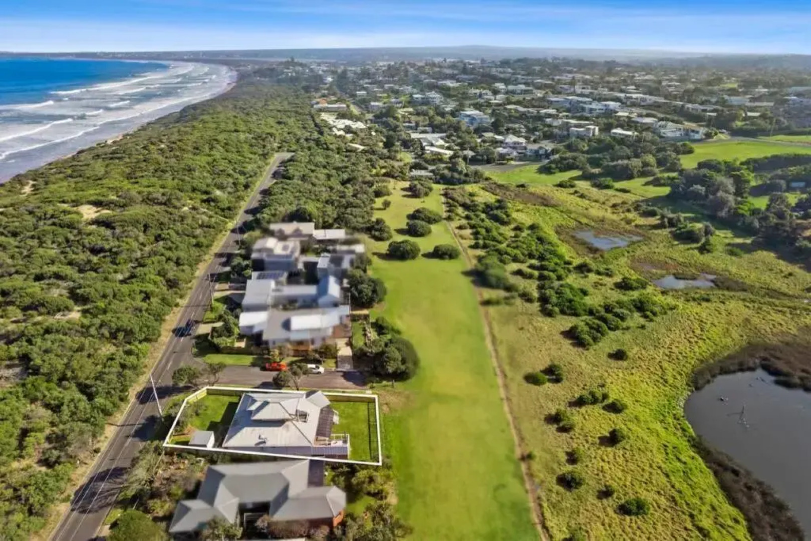 SALTWATER HOUSE - Opposite the beach and views over the lake!