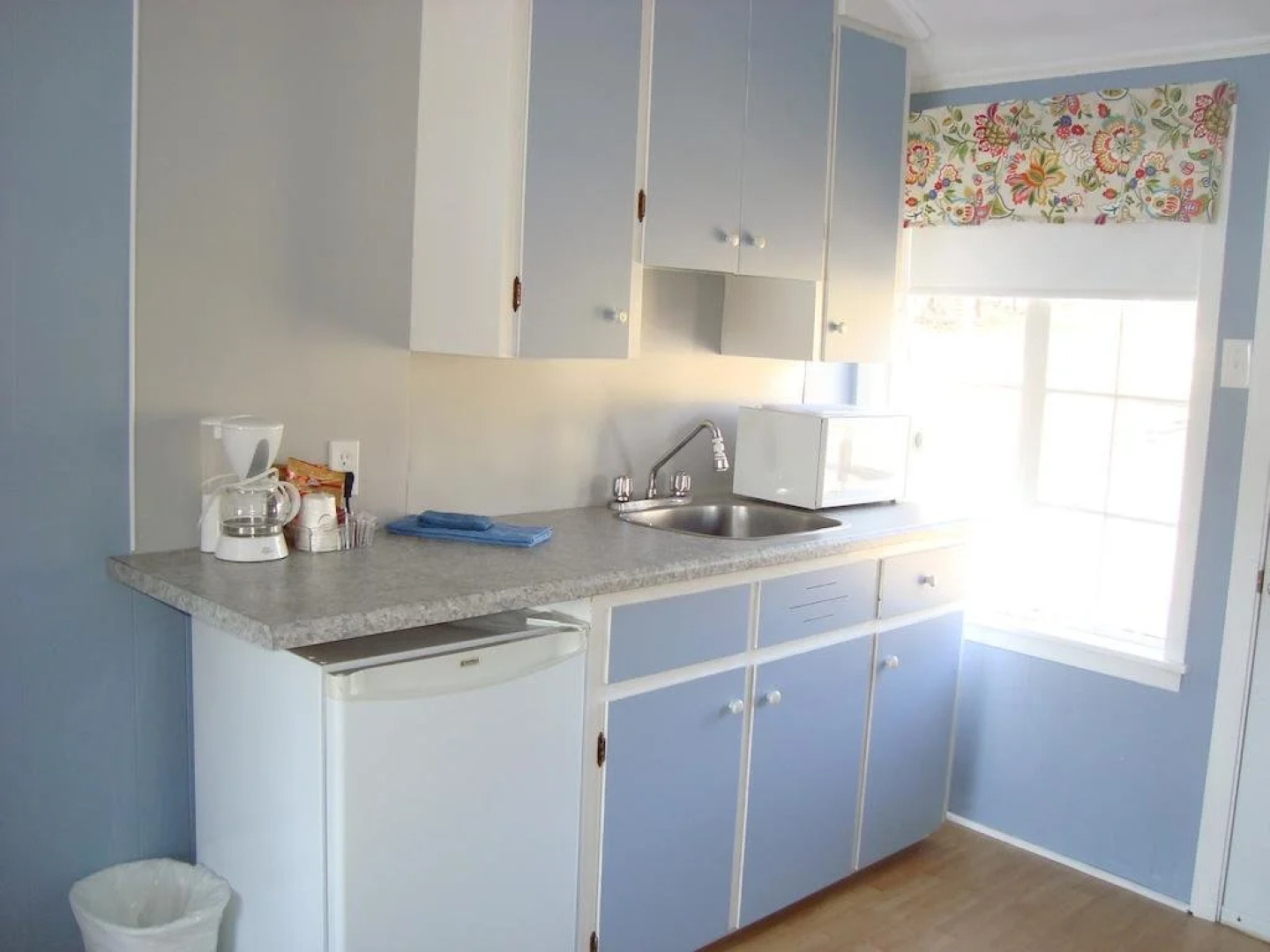 Lighthouse Motel & Cottages