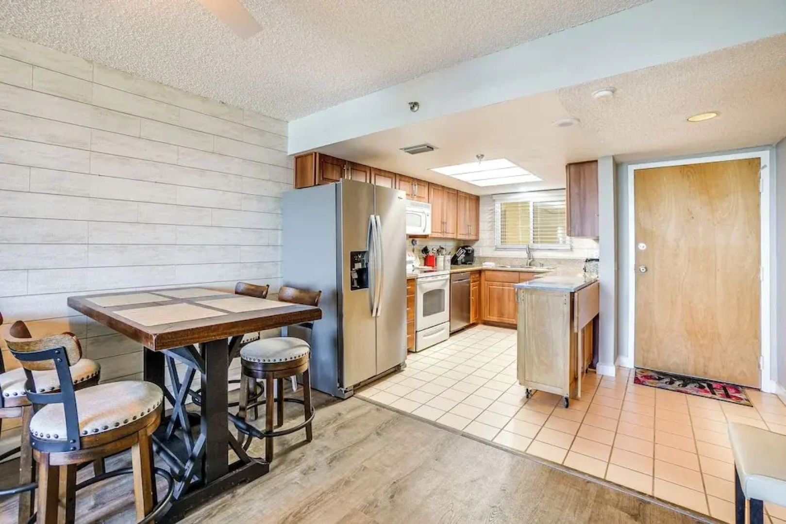 Pool Access & Waterfront Balcony: Hudson Condo!