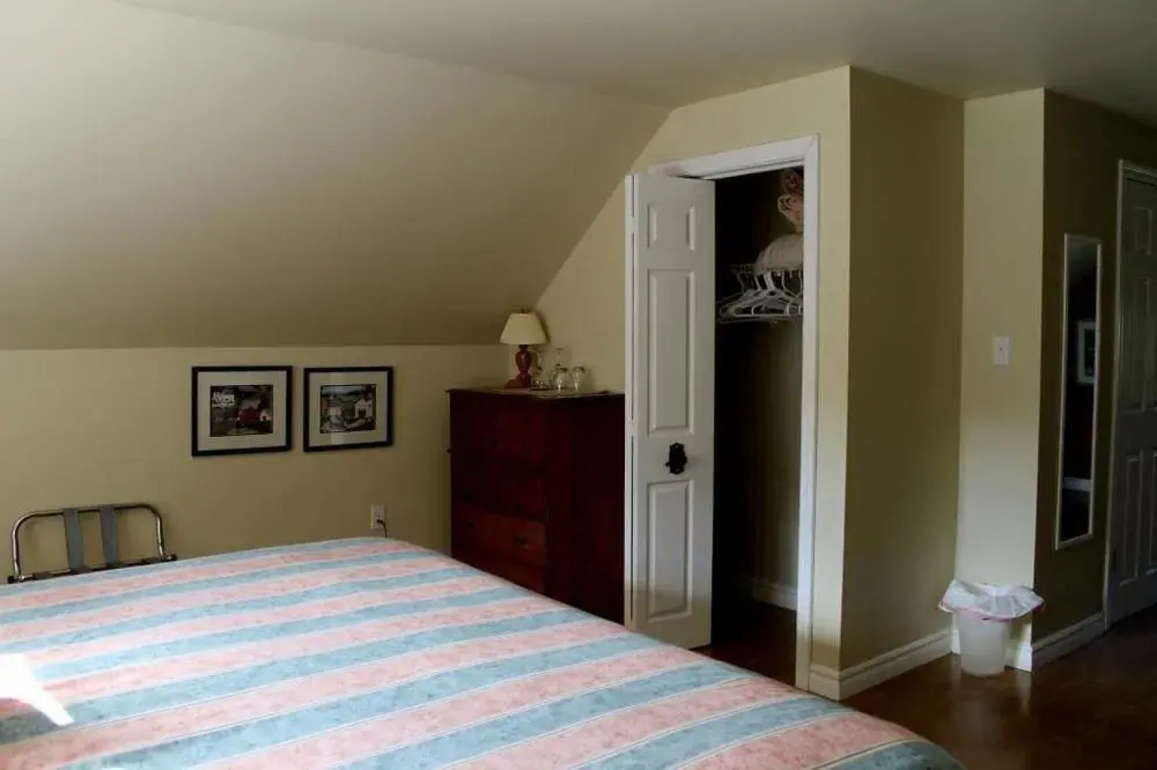 MacKenzie House Tourist Home B&B