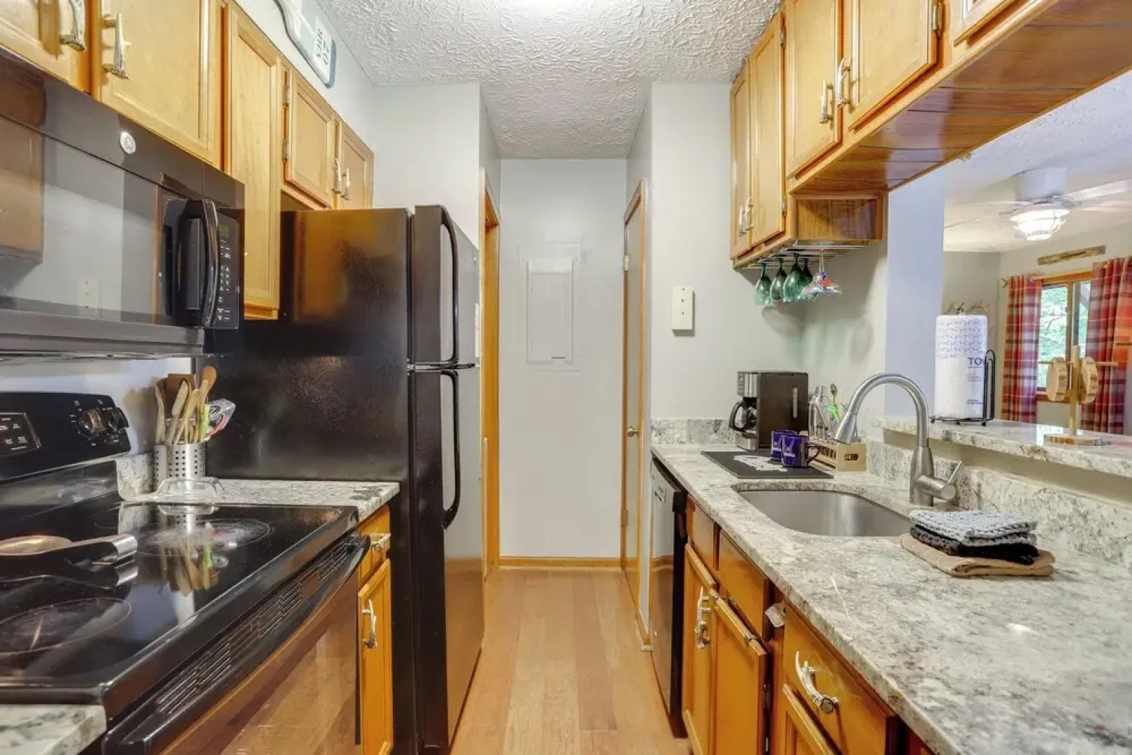 1/2 Mi to Marina: Lake Arrowhead Condo!