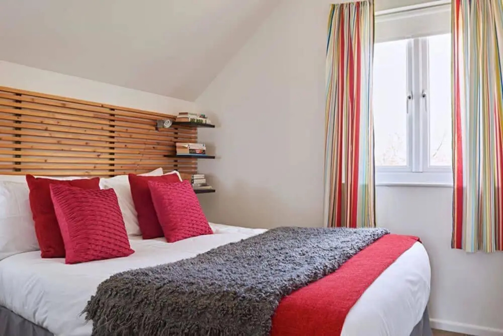 Stylish family-friendly lakeside retreat in the Cotswold Water Park