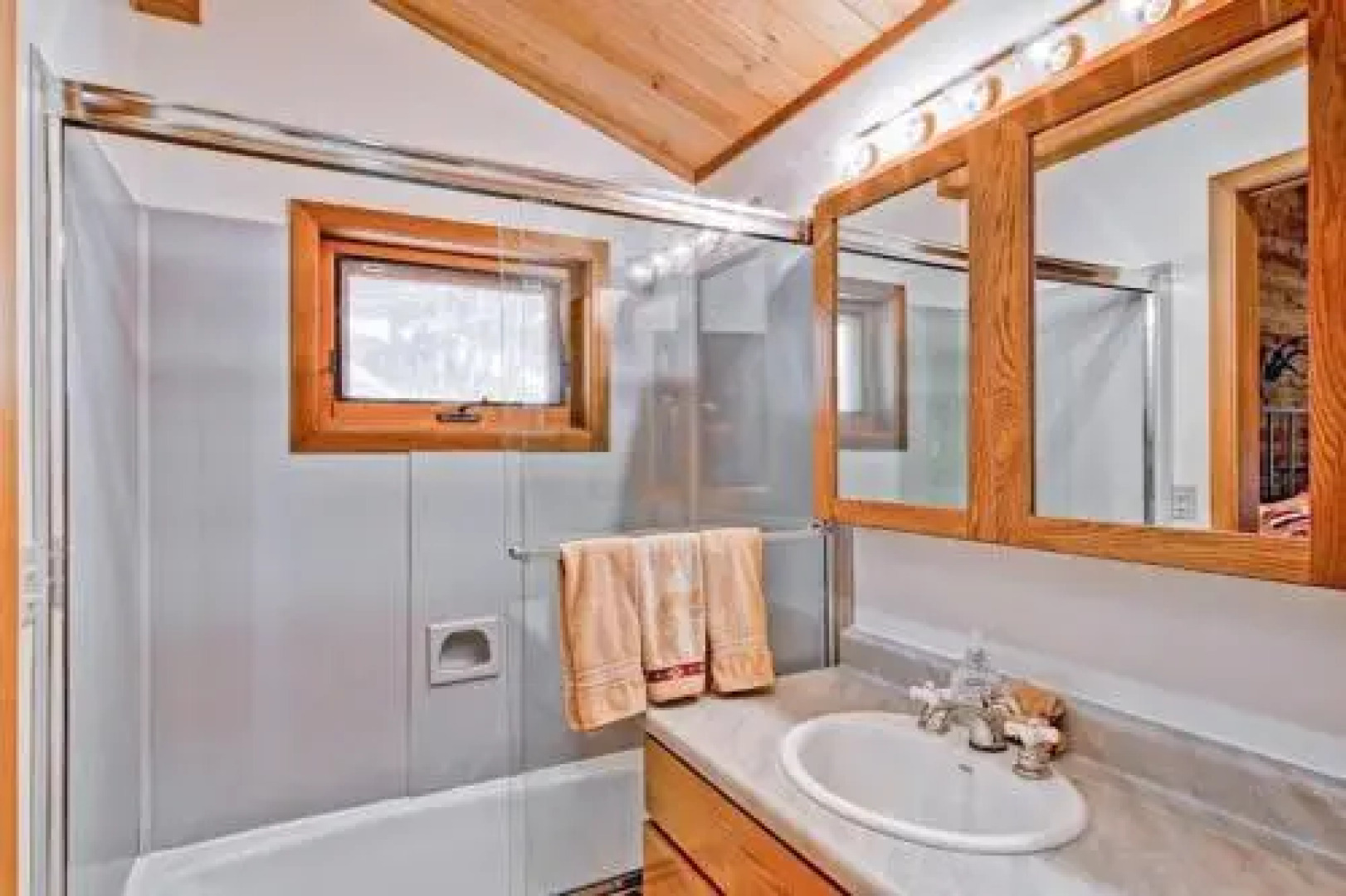 Red Fox Retreat - 2BR/2BA Tri-Level Home