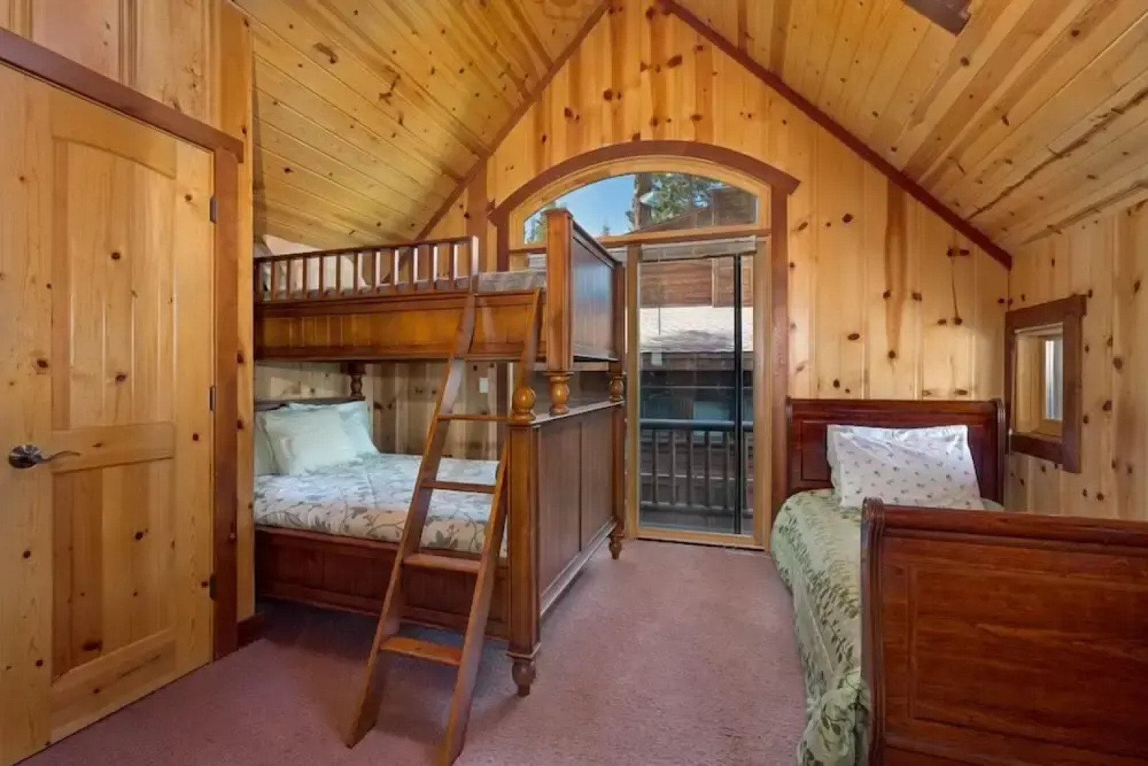 On Lake Tahoe!! Close to Heavenly and Casino's