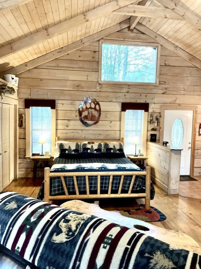 Perfectly private! Hot tub, king sized bed, grill, washer/dryer, and motorcycle friendly! Studio Cabin by RedAwning