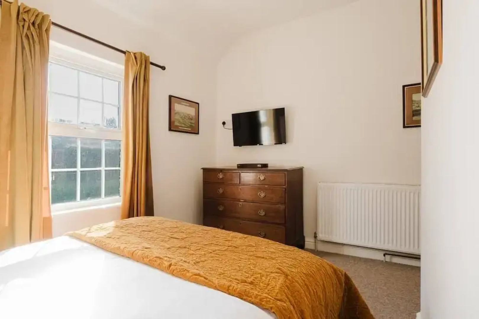 Stunning Room Above Amazing Silks Pub