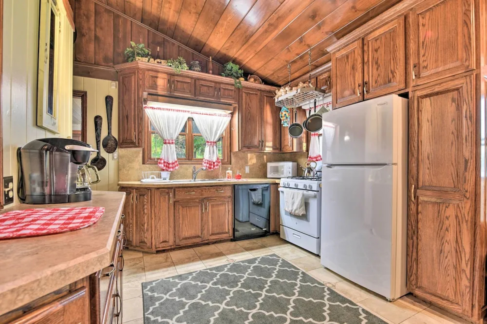 Cozy Lakefront Lapeer House w/ 2 Paddle Boats!