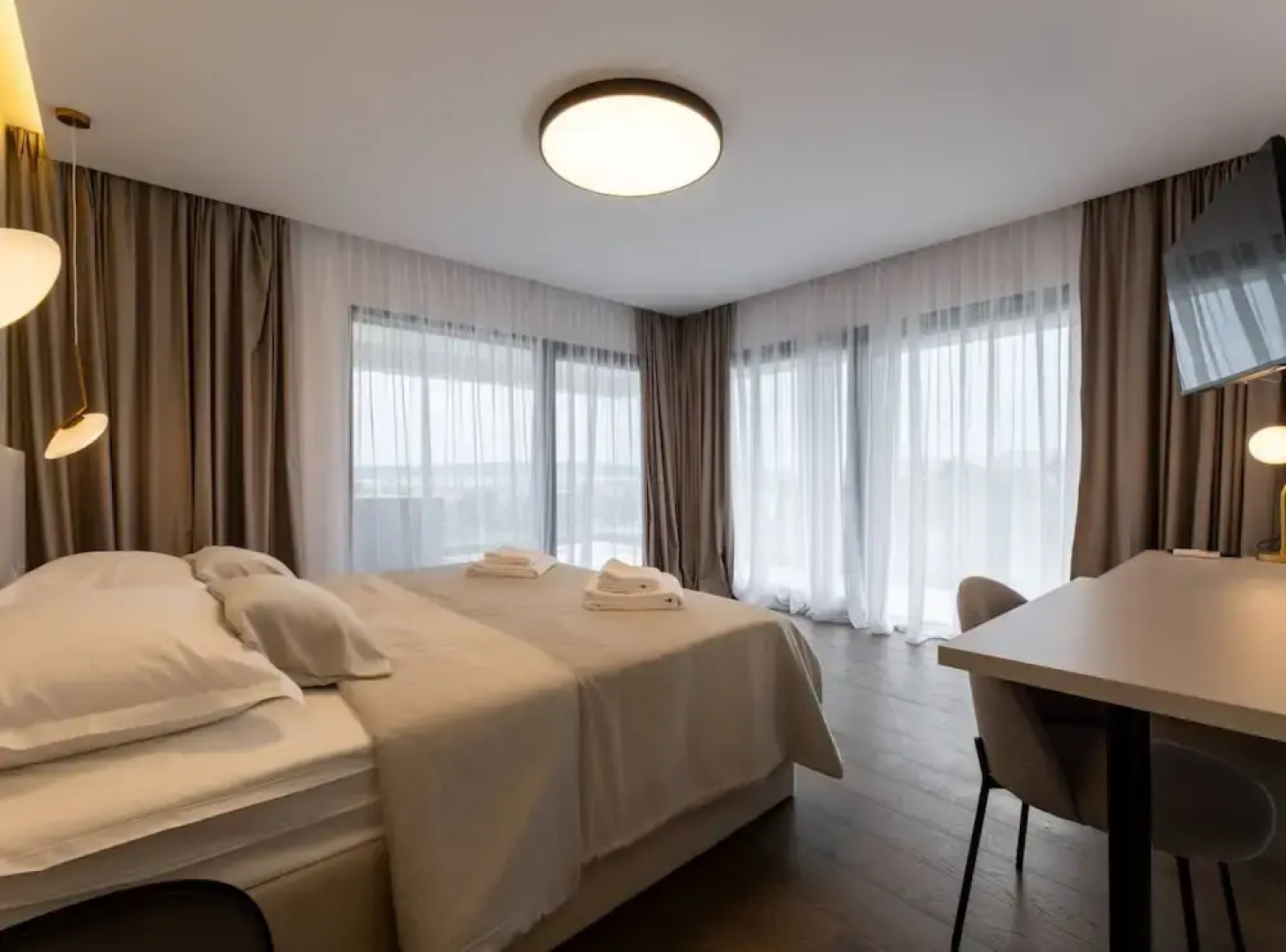 Moonlit Mirage Villa With Pool, Gym and Sauna